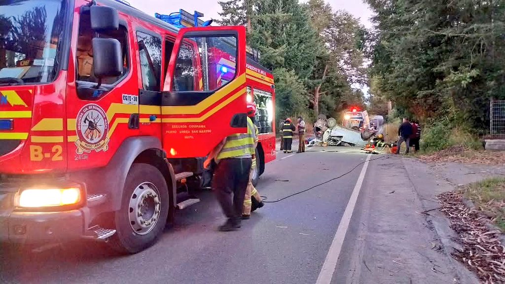 2016cruce's tweet image. ✅ Equipos de emergencia trabajaron en Volcamiento de vehículo altura sector de #Runca en comuna de #Mafil

#losrios #valdiviacl #chile #Accidente