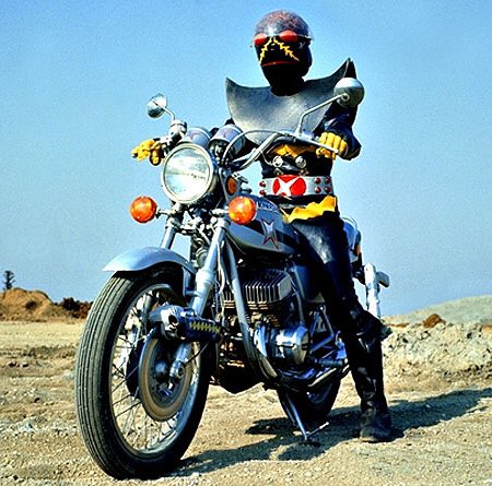 直訳すると「白いカラス」。 白いカラスと言えば、ハカイダーの乗って