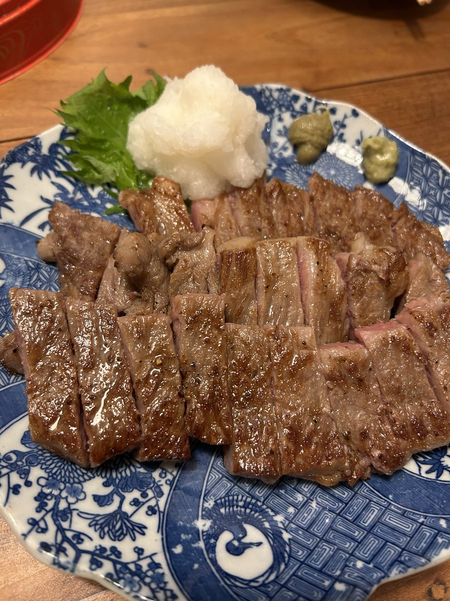 samehadajunbo's tweet photo. 明けまして🎍
友人に頂いた肉で乾杯。🍺🍷 https://t.co/d5MXwCMDeJ