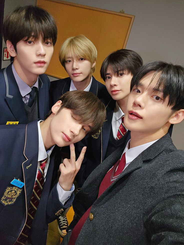 studstxtt's tweet image. ⌕  :  #studytwt | #langtwt | #booktwt   🧃📊
 
   ᥫ᭡ hey there ! 
    ⤷ 3° E.M
    ⤷ 🇨🇦🇯🇵🇫🇷
    ⤷focus: ENEM , idiomas , application , proficiency test 

ᰔ: txt , vôlei , cupnoodles , livros , geografia 

♡/↺ =  moots !
