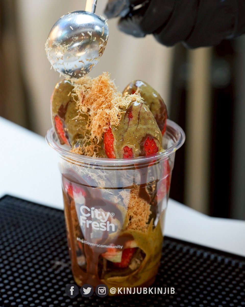 kinjubkinjib's tweet photo. 🍓CityFresh ร้านผลไม้นำเข้าพรีเมียมชื่อดัง เขามาเปิดสาขาใหม่ที่ NEXTOPIA สาขานี้จะเน้นไปที่เมนูใหม่อย่างชาผลไม้สกัดเย็น โดยมาในรูปแบบ Tea Tap ให้ดื่มง่ายสดชื่น เสิร์ฟมาพร้อมผลไม้สดนำเข้าพรีเมียม ทำให้ได้ชาที่มีความใส หอมนุ่มละมุน ดื่มง่าย ฟีลสดชื่นๆ
.
❤️และอีกเมนูที่พลาดไม่ได้ต้องยกให้ Strawberry Dubai บอกเลยต้องสั่งน๊า สตรอว์เบอร์รี่ลูกใหญ่ๆเข้ากับช็อกโกแลตดูไบได้ดีมากๆ
.
📣ใครมาสยามพารากอนอย่าลืมลองแวะขึ้นมาที่โซน NEXTOPIA ชั้น 5 ได้เลยน๊า ที่นี้เขาจะรวมร้านอาหารระดับ Michelin Guide, และคาเฟ่ชื่อดังขึ้นห้างครั้งแรกด้วยคอนเซ็ปต์ปังๆไว้เปิดใหม่เพียบ
@aroii #รีวิวคาเฟ่