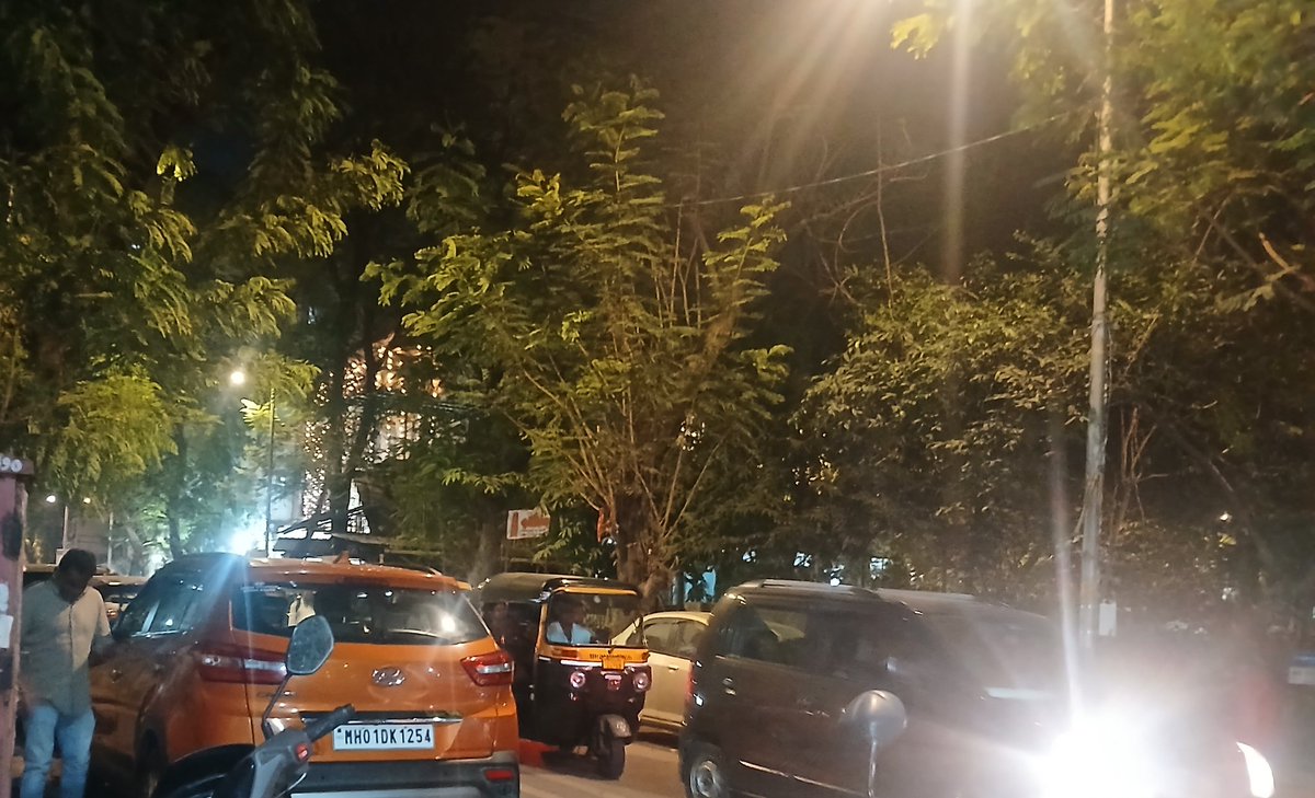 ShulabhJain's tweet photo. मुलुंड पश्चिम के अम्बेडकर मार्ग पर बालाजी मंदिर के पास सड़क के दोनों किनारे वाहन पार्क है, जिसके कारण भारी ट्रैफिक जाम हो रहा है..
@MTPHereToHelp https://t.co/IJcZHR0ycK