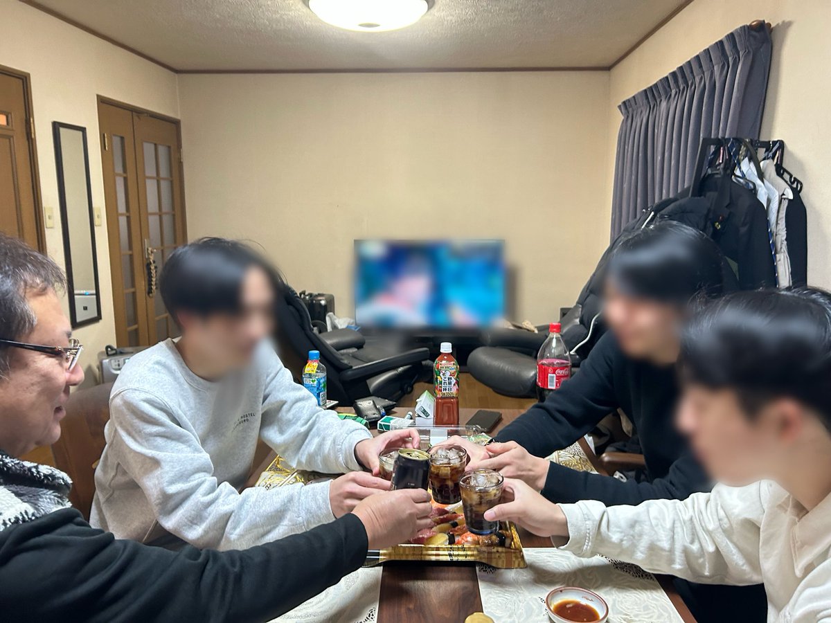 お正月なのに、私以外はジュースで乾杯🥂
「飲んだら乗るな」をしっかり守ってます。
笑顔あふれる、幸先のいい一年の始まりです。
#飲んだら乗るな　#まのさとし