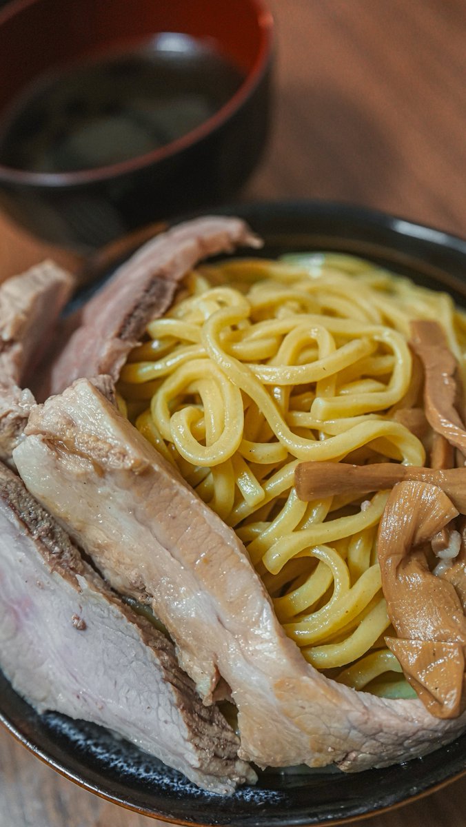 sudatch's tweet image. 2026.01.01

明けましておめでとう御座います！
今年は年男🐴

自分なりにゆっくりと駆け抜けていこうと思います🐎💨
今年もよろしくお願いいたします！！

📸1.茶トラのみいちゃん
📸2.3.林家特製ローストビーフ
📸4.宮崎地鶏の鳥刺し
📸5.スイーツ屋さんのテイクアウトつけ麺(めっちゃ旨い)