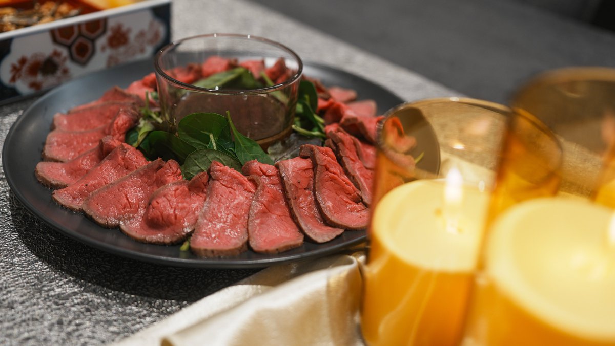 sudatch's tweet image. 2026.01.01

明けましておめでとう御座います！
今年は年男🐴

自分なりにゆっくりと駆け抜けていこうと思います🐎💨
今年もよろしくお願いいたします！！

📸1.茶トラのみいちゃん
📸2.3.林家特製ローストビーフ
📸4.宮崎地鶏の鳥刺し
📸5.スイーツ屋さんのテイクアウトつけ麺(めっちゃ旨い)