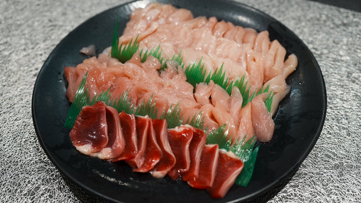 sudatch's tweet image. 2026.01.01

明けましておめでとう御座います！
今年は年男🐴

自分なりにゆっくりと駆け抜けていこうと思います🐎💨
今年もよろしくお願いいたします！！

📸1.茶トラのみいちゃん
📸2.3.林家特製ローストビーフ
📸4.宮崎地鶏の鳥刺し
📸5.スイーツ屋さんのテイクアウトつけ麺(めっちゃ旨い)