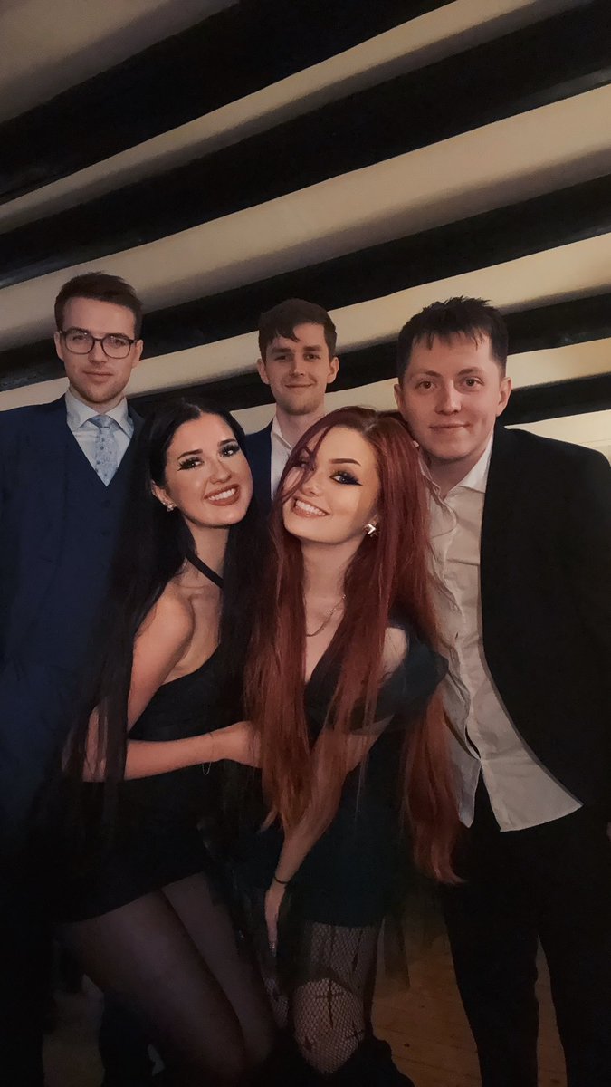 NatiTTV's tweet image. happy new year from that random discord friend group :D ✨🤍