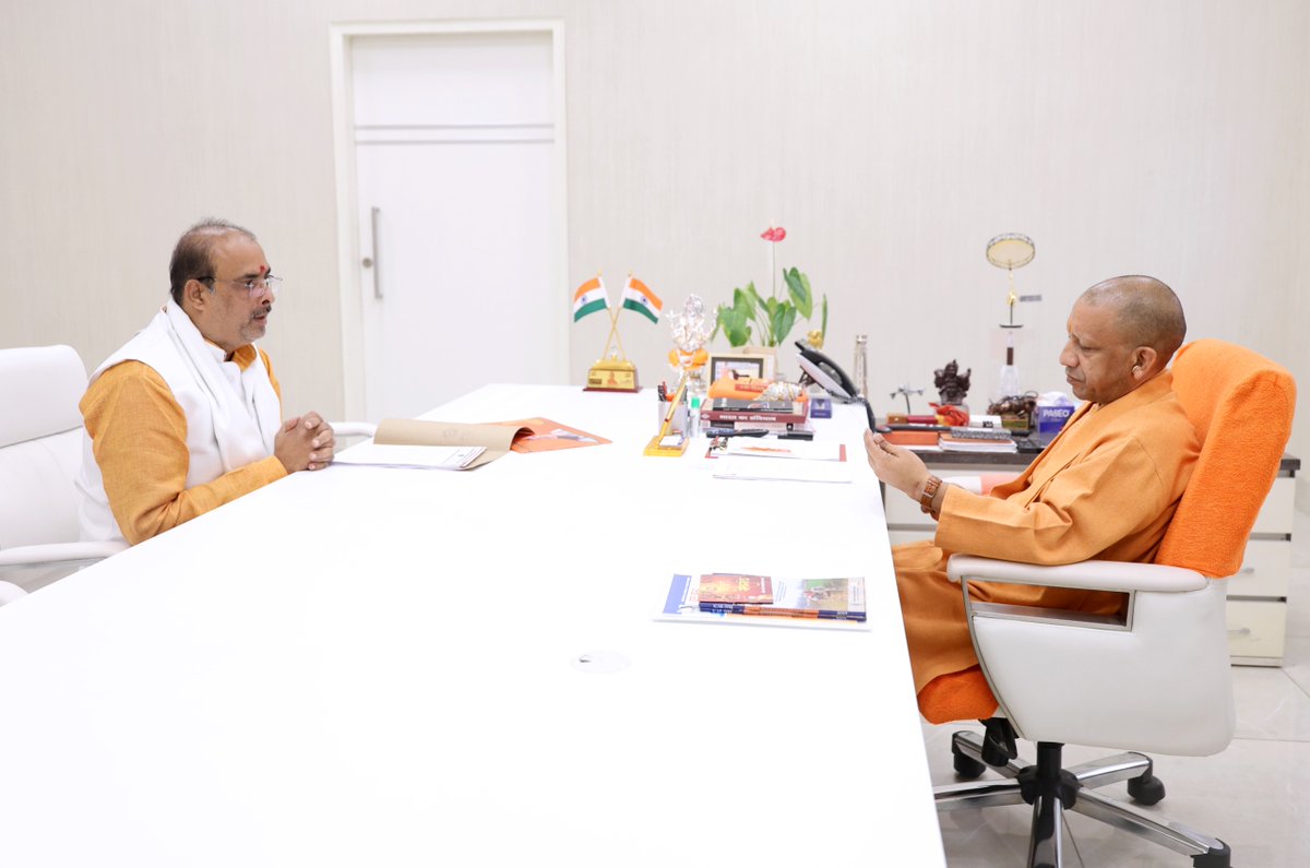 myogioffice's tweet photo. मुख्यमंत्री श्री @myogiadityanath जी महाराज से आज लखनऊ में श्री गोवर्धन राय जी, जिला मीडिया प्रभारी, भाजपा, भदोही ने शिष्टाचार भेंट की। https://t.co/khFPHld94X