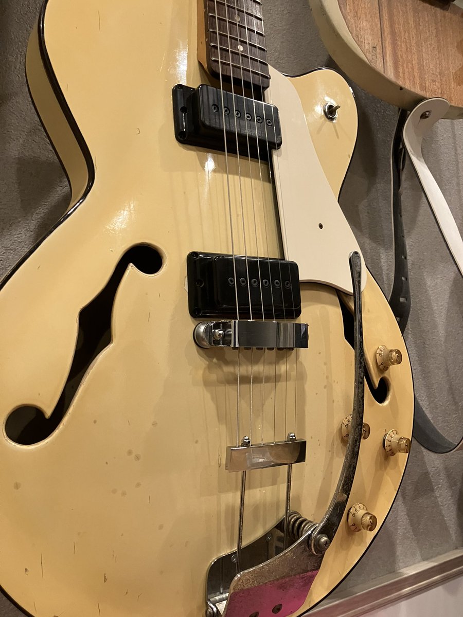 sunold_things's tweet image. Morales ESP-160  1967~69年製
綺麗になりました❗️😆
ネジが折れすぎて一時はどうなるかと思いましたがまともに仕上がって良かったです😅
ネックがしっかり手にフィットして弾きやすくとても良い音でした‼️
最高ですね☺️

#morales #ビザールギター #フルアコ #エレキギター