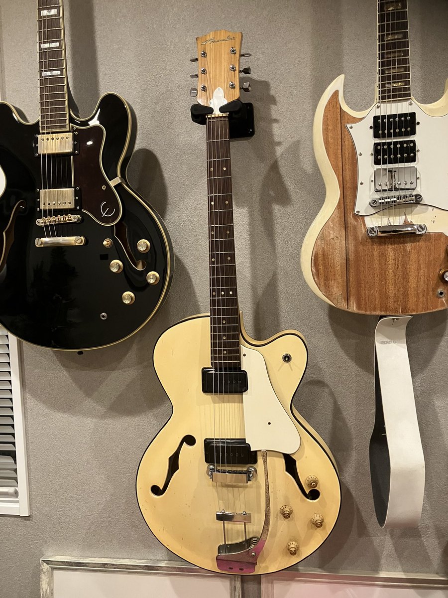 sunold_things's tweet image. Morales ESP-160  1967~69年製
綺麗になりました❗️😆
ネジが折れすぎて一時はどうなるかと思いましたがまともに仕上がって良かったです😅
ネックがしっかり手にフィットして弾きやすくとても良い音でした‼️
最高ですね☺️

#morales #ビザールギター #フルアコ #エレキギター