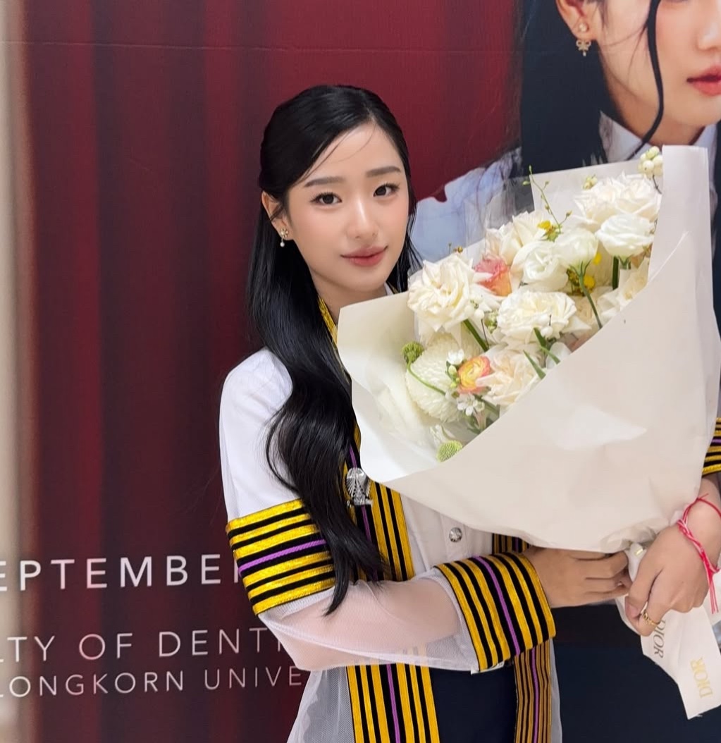 ilybbstuty's tweet image. คนที่โดนด่าว่าโง่ ; 
-เป็นทันตะแพทย์จุฬาเกียรตินิยมอันดับ2
-เป็นแบรนด์แอมดิออร์
-ได้รางวัลมานับไม่ถ้วน
-ได้เล่นโปรเจคใหญ่ๆ
-เป็นนางเอกตัวtopๆของค่าย