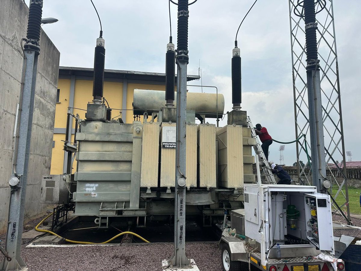 SNEL SA  : la Funa se rallume

Après plusieurs jours d’attente, d’inquiétude et de patience, la lumière a de nouveau jailli à la Funa.
L’arrêt technique du transformateur de 100 MVA du poste haute tension, une opération délicate mais indispensable, faisait partie d’un vaste