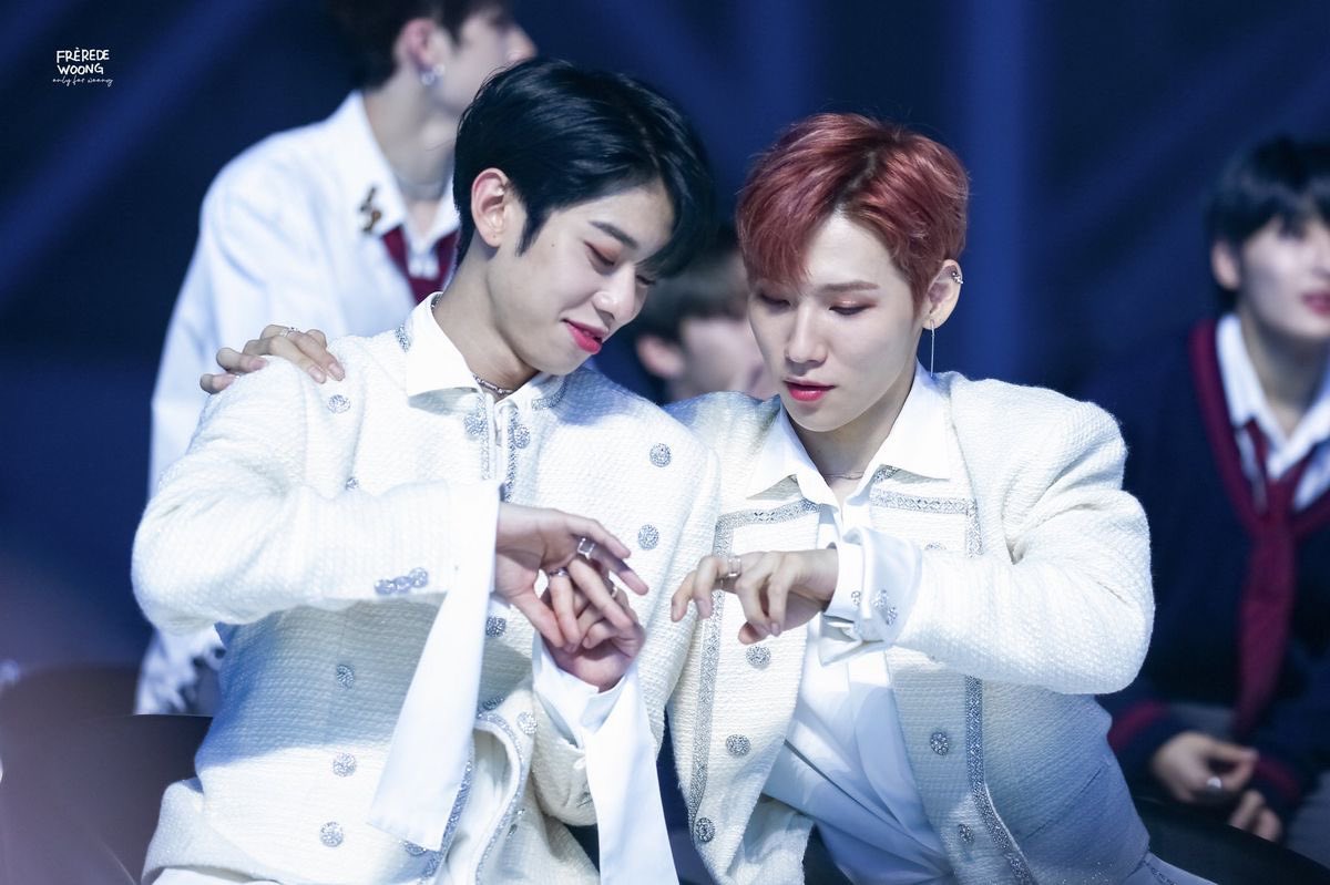 otterhwi129's tweet photo. 데뷔초 보면 웅이랑 동현이 서로 많이 의지했던 것 같아서 보기 조음😍 https://t.co/zvuY6Ssv6w