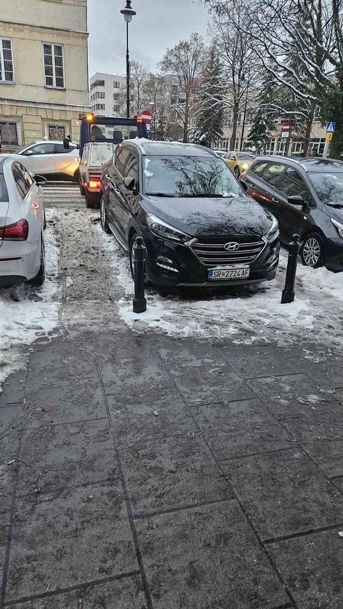 Што прават Македонци во Варшава? Непрописно паркираат ..😂 .. ако ги знае некој нека им пренесе дека им е собрана колата а не украдена. Уосталом не верувам дека некој у Варшава би крадел Хјундаи 😂..