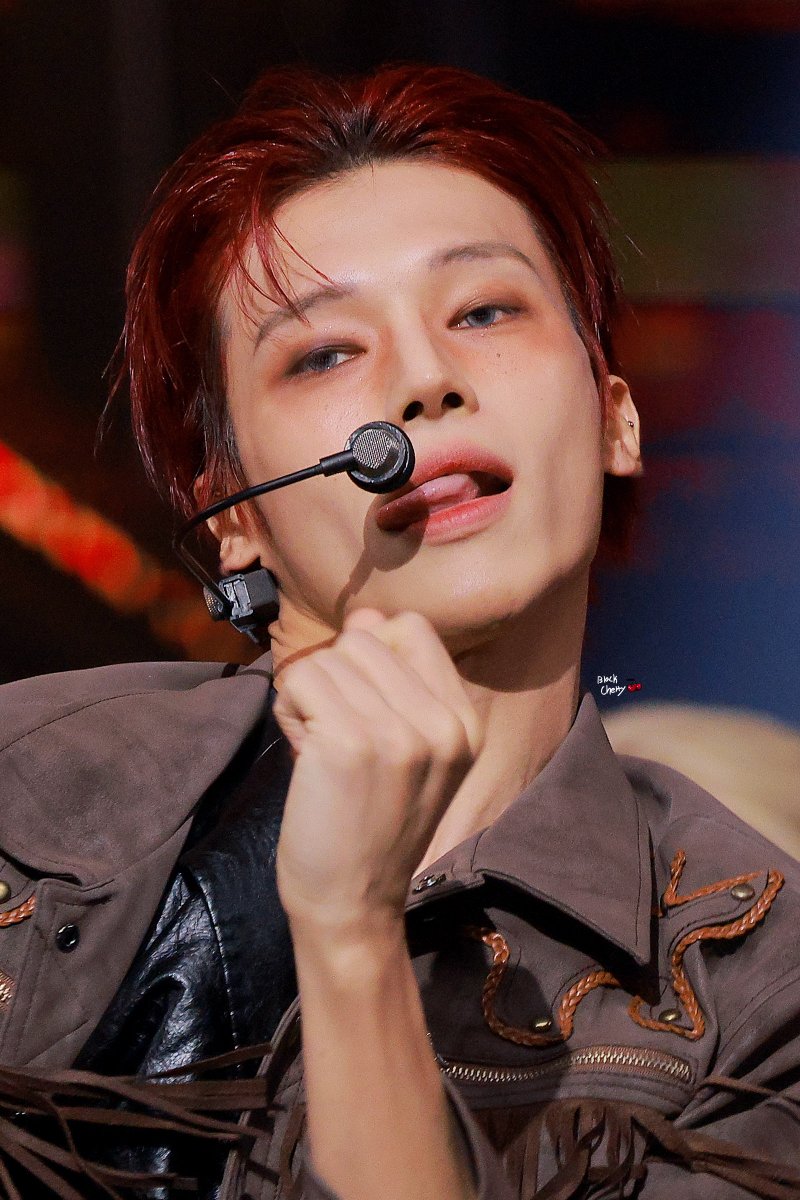 blackcherry_wy's tweet image. 251231 가요대제전 

우영이 가득한 한해 시작🖤

#우영 #WOOYOUNG #에이티즈 #ATEEZ