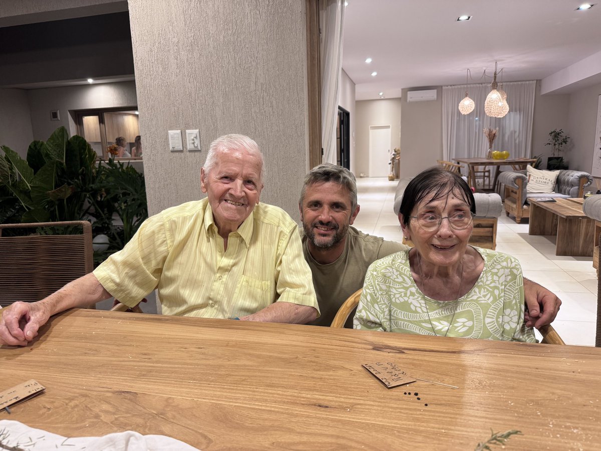 Buen 2026 para todos! 

De lo que fue el fin de año; me quedo con este momento. 

Los abuelos que me quedan! El Nene y la Chela. Transitando los 97 el Nene y hoy cumple 90 la Chela!

Placer y privilegio!