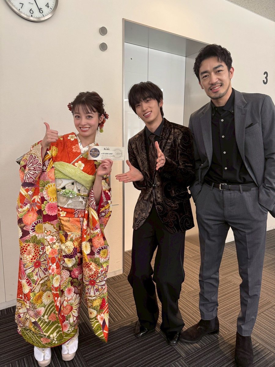 yandoku_fuji's tweet photo. ／
　昨日の 「クイズ＄ミリオネア」
　ご覧いただけましたか？👀
＼

収録後の環奈さん＆
#許豊凡 (#INI)さん #大谷亮平 さんとの
チームワーク抜群スリーショットを公開！

𝟐𝟎𝟐𝟔年𝟏月𝟏𝟐日 𝗦𝗧𝗔𝗥𝗧 🩺
 月9ドラマ「#ヤンドク！」も 
#夜露視来（ヨロシク）👊🏻( ¨̮💪🏻)

▼TVerお気に入り登録も
夜露視来（ヨロシク）👊🏻( ¨̮💪🏻)
https://t.co/iek8EB9QBX 

#橋本環奈 #フジテレビ #クイズミリオネア