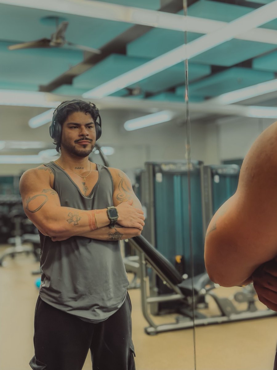 33 never looked so good! BDAY BOY 🥳
Also happy NY