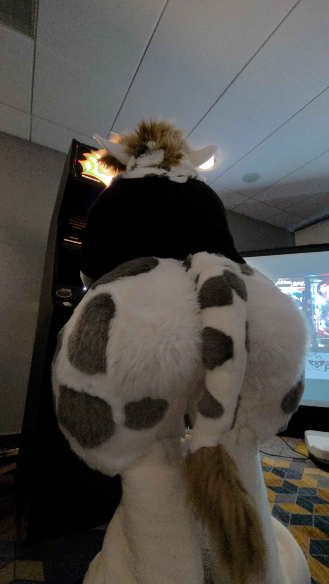 EverettGiraffe's tweet image. Giraffe! Gaming!

Taken in the arcade room at #MFF2025 
Taken by @Testsubject4101 

#fursuitfriday