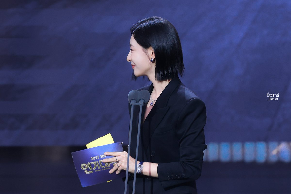 𝟮𝟬𝟮𝟱.𝟭𝟮.𝟯𝟭 <2025 SBS 연기대상> 

레전드 🏆

#김지원 
#닥터X하얀마피아의시대
#KimJiwon
#DoctorX