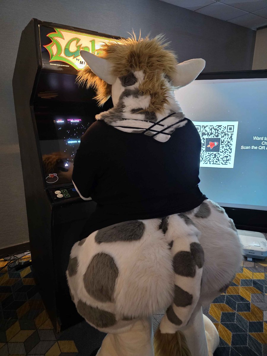 EverettGiraffe's tweet image. Giraffe! Gaming!

Taken in the arcade room at #MFF2025 
Taken by @Testsubject4101 

#fursuitfriday