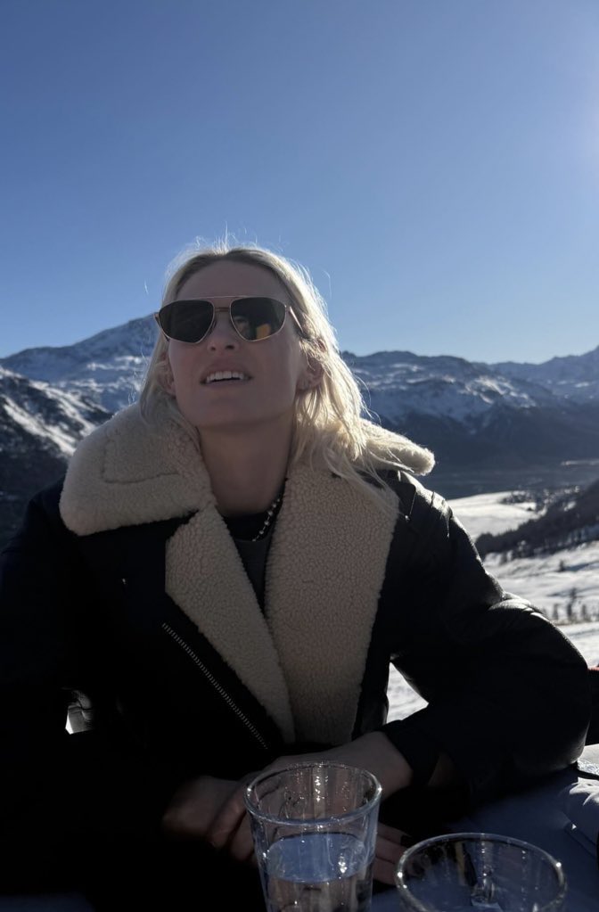 BroodingAnanas's tweet image. first photo of Emily in:

2025🏔️⛷️                          2026🏖️🧸