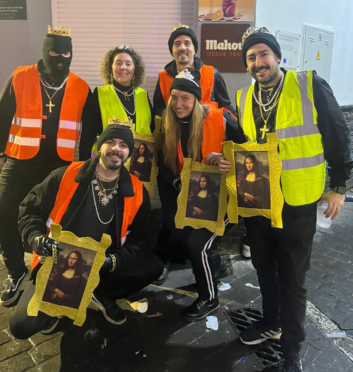 Los ladrones del Louvre, pillados en Coín #NocheviejaCoin2025

<a href="/AytoCoin/">Ayuntamiento de Coín</a> - disfraz de grupo