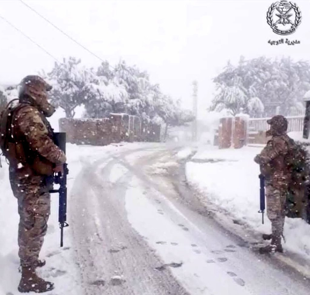 تحية وتقدير واحترام لكل عنصر ب #الجيش_اللبناني لي صامد بوجه العواصف كرمال نحنا نعيّد وننبسط ويحمينا ويدافع عن أمن الوطن.
هنا الحقيقة👇 هنا الوطن👇 هنا الامن والامان👇
مش السياسيين المنافقين الفجعانين مال وراحة ويا ريت عم يشبعو
 ينعاد على كل المؤسسات العسكرية فردا فردا #رأس_السنة