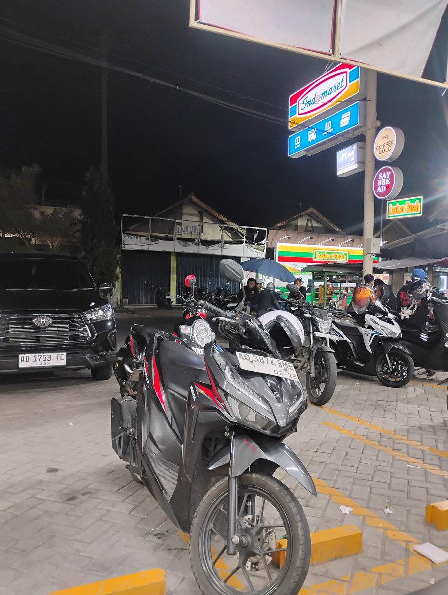 lagi seru banget gue bikin konten, mumpung lagj mau yakan eh tbtb ad bapack-bapack sok asik join duduk disebelah gue!
iya sih tau ini tempat umum tp ada loh meja sebelah yg kosong!!!
dan yg lebih nyebelin lagi dia goyang2 meja yg jelas ada hp gue lg ngerekam lg ngerekam loh!
asw