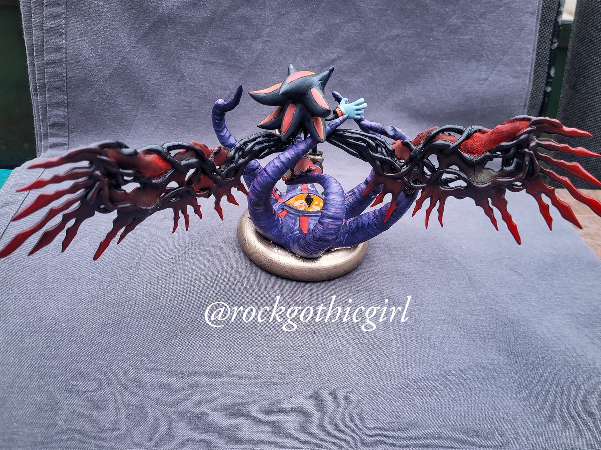 RockGothic96's tweet photo. So I'm basically starting this year with a bang. After a year of this figure beeing dusting in my shelf I finally finished it ๐๐
#ShadowTheHedgehog #miniaturepainting #miniature #sonicxshadowgeneration #SonicTheHedegehog https://t.co/XtDYgINXp6