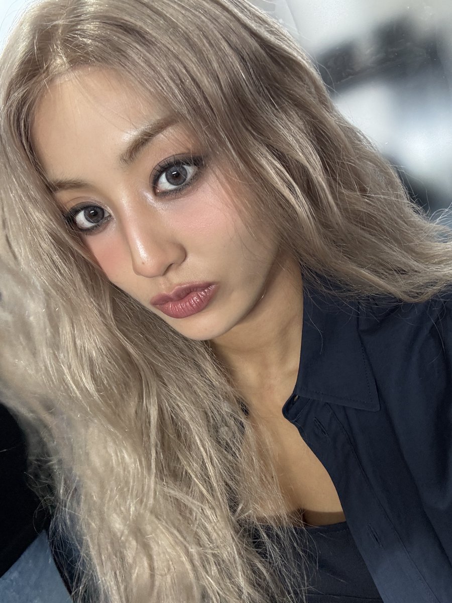 godmitzu's tweet image. WE GOT THE BLONDE JIHYO SELCA