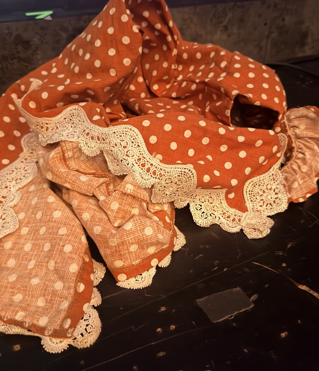 첨으로 경찰 쏘고 보니가 옷던지면서 싸우는데 옷하나가 날아가서 객석에 떨어짐ㅋㅋㅋㅋㅋ 뮤지컬에 빼앗긴 야구인재란 말이 왤케 웃곀ㅋㅋㅋㅋㅋ