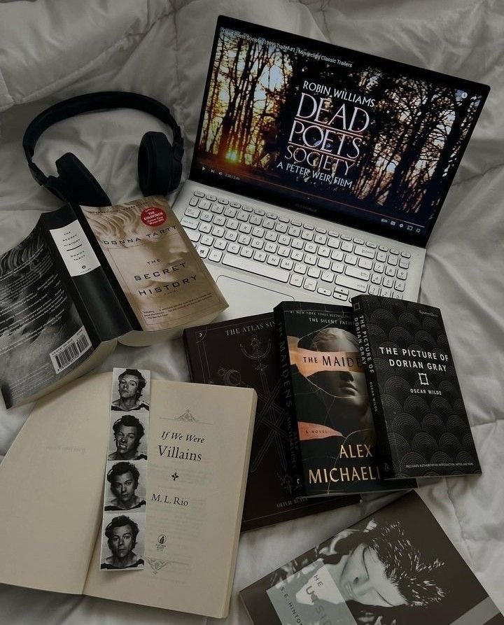 luvbluesey's tweet image. “𝒅𝒓𝒆𝒂𝒎 𝒎𝒆 𝒕𝒉𝒆 𝒘𝒐𝒓𝒍𝒅. 𝒔𝒐𝒎𝒆𝒕𝒉𝒊𝒏𝒈 𝒏𝒆𝒘 𝒇𝒐𝒓 𝒆𝒗𝒆𝒓𝒚 𝒏𝒊𝒈𝒉𝒕” 

                           2026’𝒔 𝒓𝒆𝒂𝒅𝒊𝒏𝒈 — 𝒂 𝒕𝒉𝒓𝒆𝒂𝒅