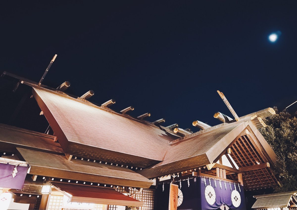 新年おめでとうございます

本年も豊かな日々に出会えますよう

朧月を見上げて🌕