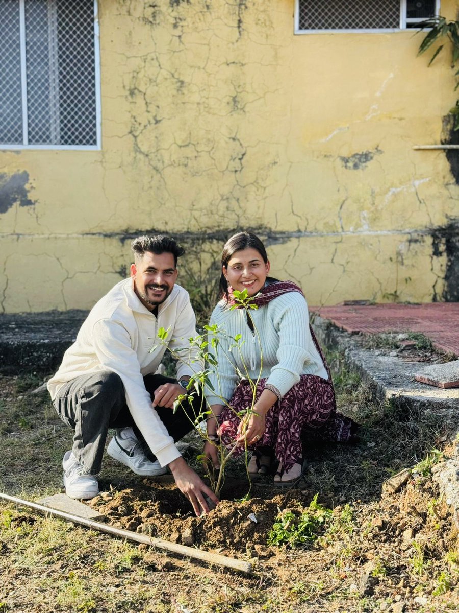 नववर्ष पर जीवन साथी संग पोधारोपण  , प्रकृति की पूजा से बढ़कर कुछ नहीं 🌱🌴