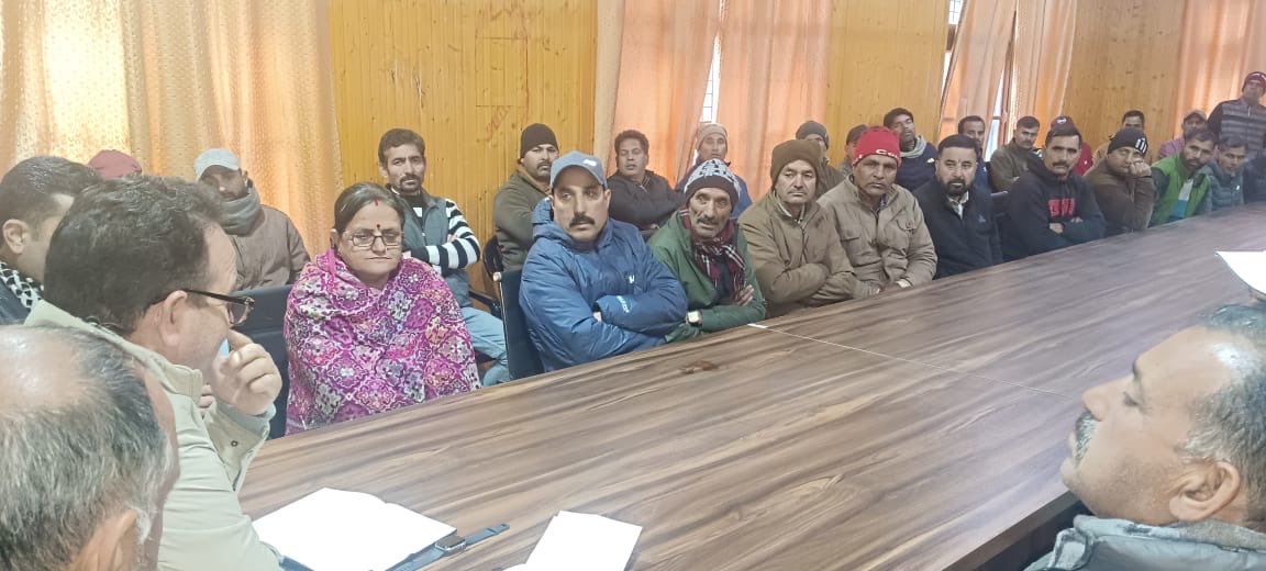Sunil_SharmaBJP's tweet photo. Chaired a meeting with Mandal office bearers and booth presidents of Mandal #Padder in Gulabgarh.Discussed key regional issues and ongoing development works.Reaffirmed our commitment to the welfare and progress of the region. https://t.co/8CzdIGvF8v