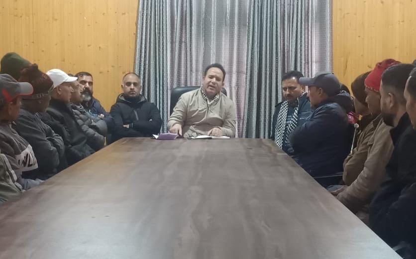 Sunil_SharmaBJP's tweet photo. Chaired a meeting with Mandal office bearers and booth presidents of Mandal #Padder in Gulabgarh.Discussed key regional issues and ongoing development works.Reaffirmed our commitment to the welfare and progress of the region. https://t.co/8CzdIGvF8v