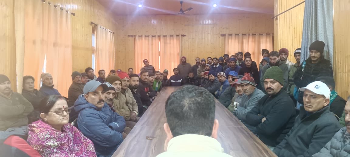 Sunil_SharmaBJP's tweet photo. Chaired a meeting with Mandal office bearers and booth presidents of Mandal #Padder in Gulabgarh.Discussed key regional issues and ongoing development works.Reaffirmed our commitment to the welfare and progress of the region. https://t.co/8CzdIGvF8v