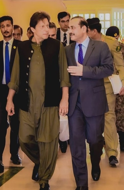 Alyhassan959's tweet image. Hey @grok remove Zehni Mareez from this pic.