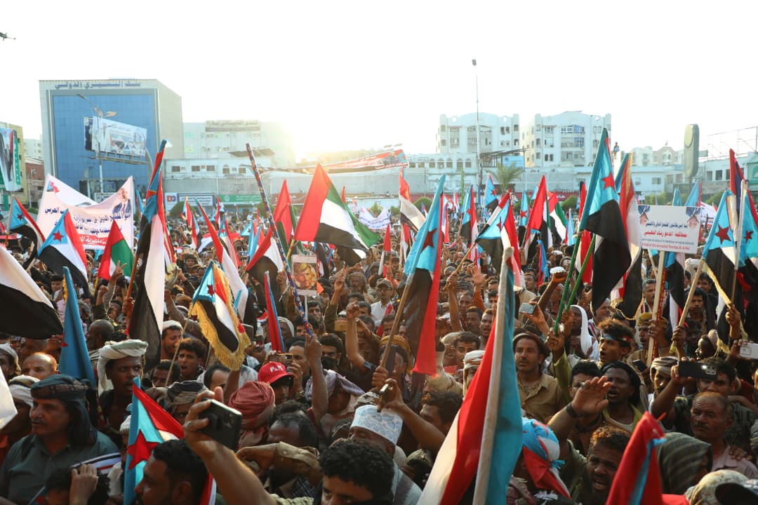 حشود هائلة من أبناء أبين تملأ ساحة العروض بالعاصمة عدن، دعماً للقوات الجنوبية والمطالبة بإعلان دولة الجنوب العربي #دوله_الجنوب_العربي 