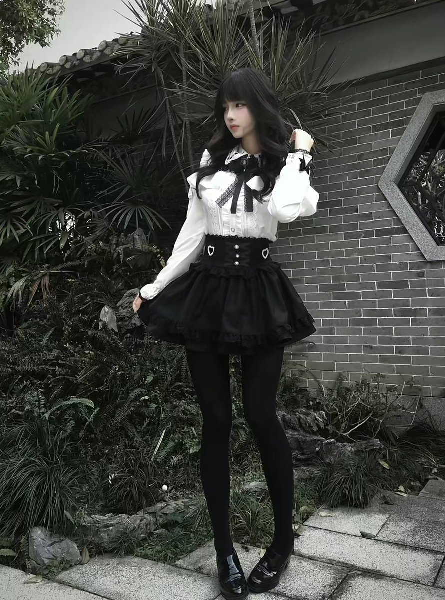 裙摆一晃，脚尖只好悄悄踮起来。