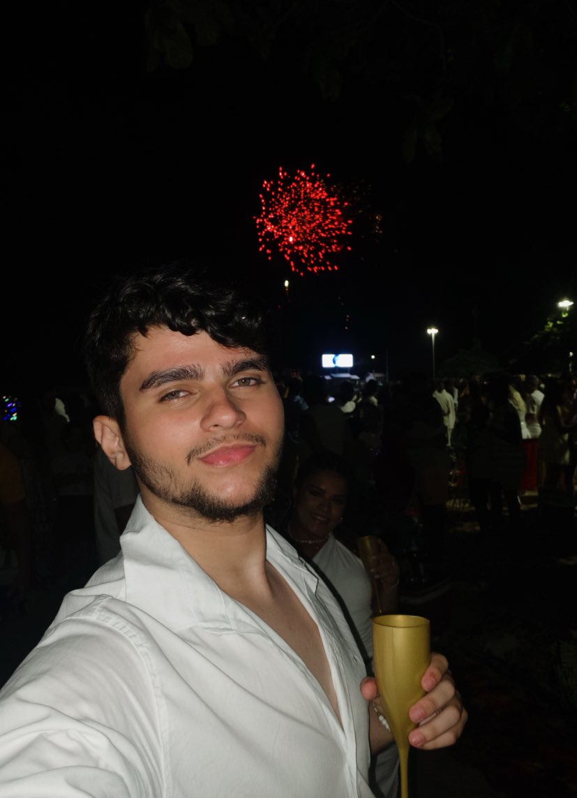 studyonilio's tweet image. feliz ano novo amores 🤍