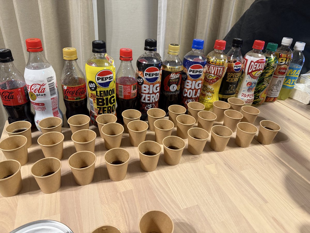 misosou37357646's tweet photo. 2026年最初のイベントお年玉争奪戦！
例年は掴み取りかジャンケン10連戦だったけど、今年は炭酸ジュース20種からのextraステージで炭酸水の効き水でどれだけ当たるかゲーム。
次女にかなり当てられました😂
面白かったから良いけど、もうお腹タプタプwww
#お年玉 https://t.co/LRoUI5p0Ia