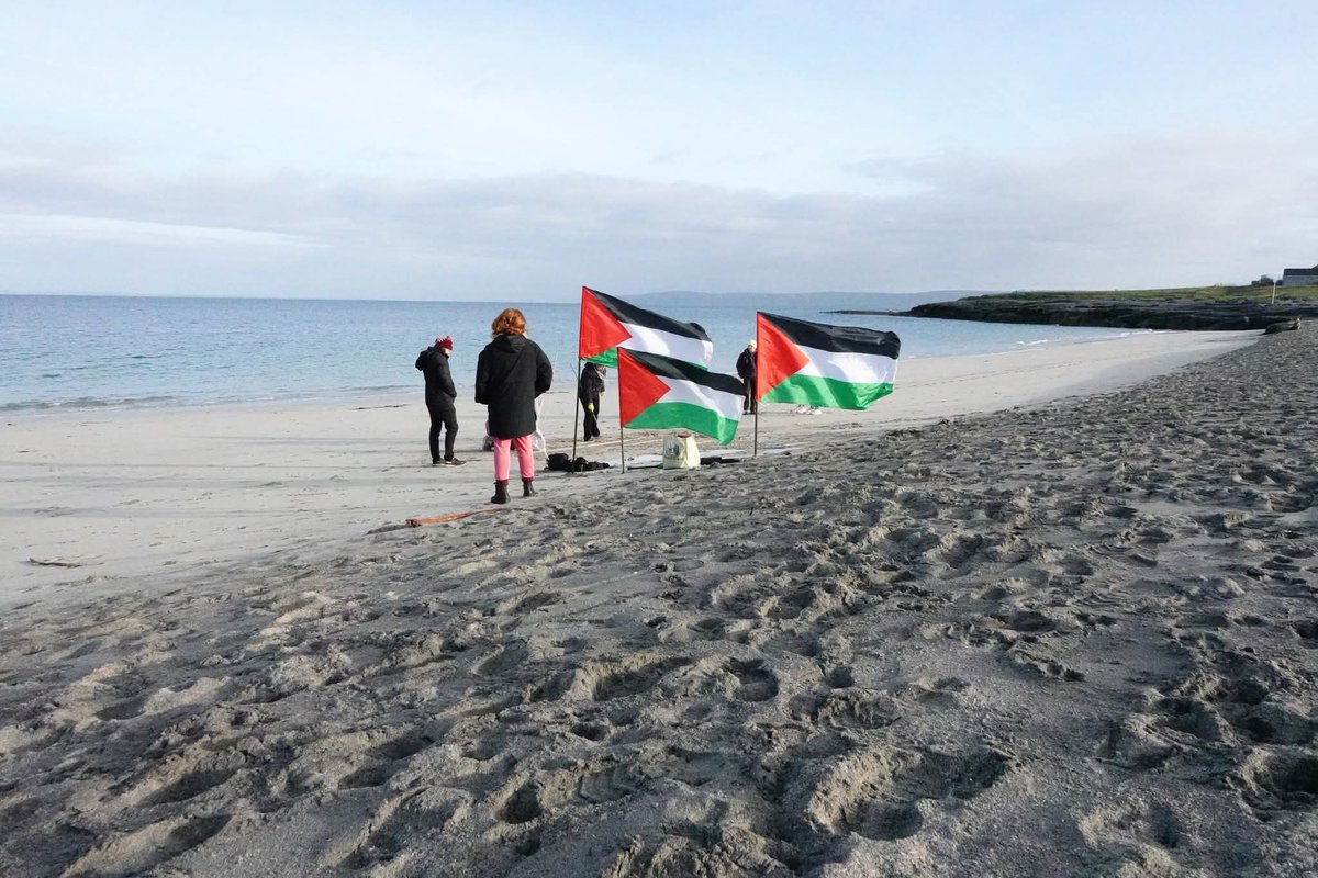 Solidarity with the people of #Palestine on the tiny Gaeltacht island of Inis Oirr, population 300, on a bitterly cold New Year's morning.

The people of our remote Gaeltacht communities understand ethnic cleansing, injustice, and colonisation.

#SaoirseDonPhalaistín 

<a href="/ipsc48/">IPSC</a>