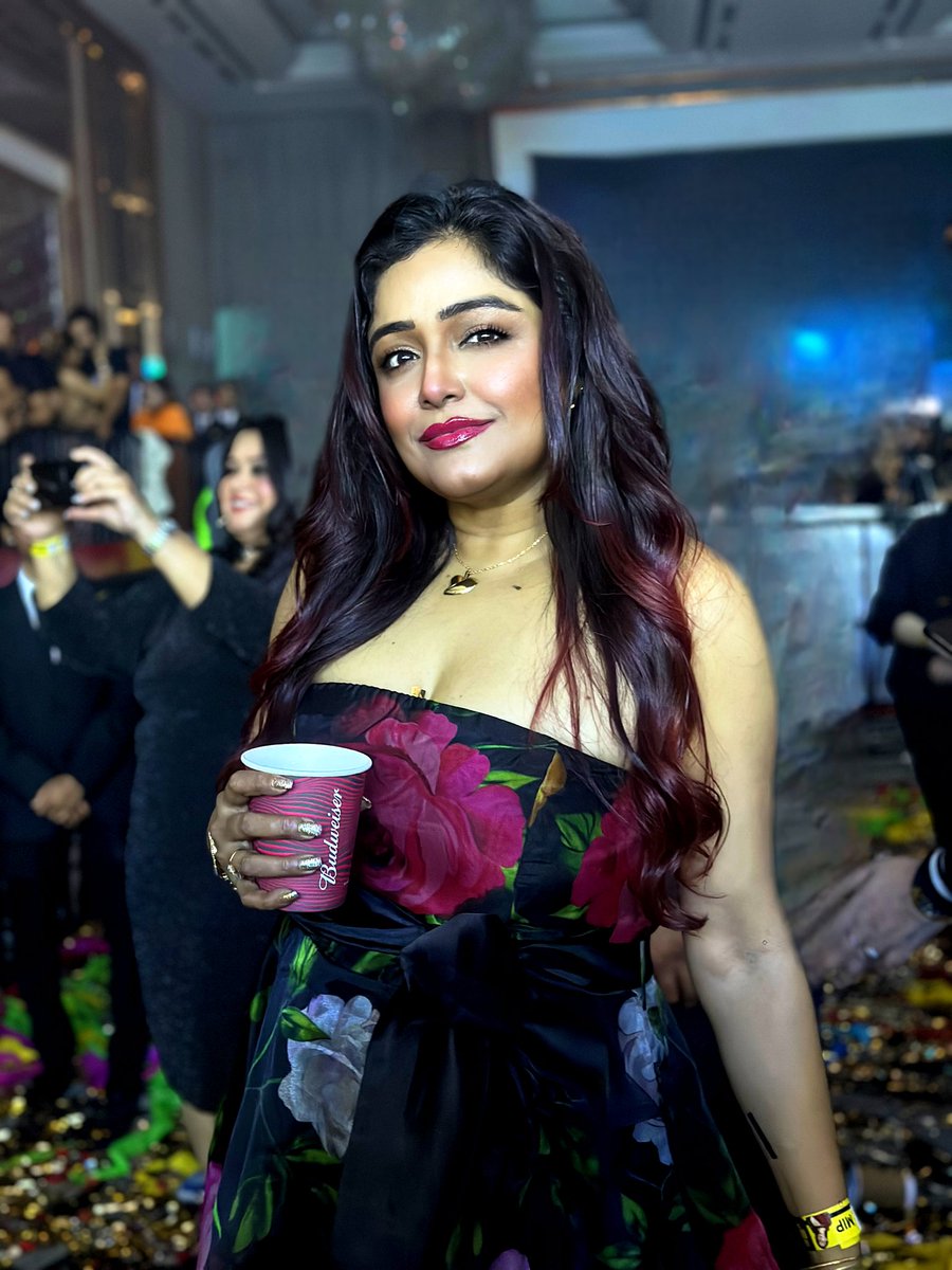 sayantani8's tweet image. "Out with the old, in with the new! 👋2025, welcome 2026 🎉" Happy new year to all ✨❤🥂🎇 
#lastnight #31stdecember #crazynight #newyeareve #partytime