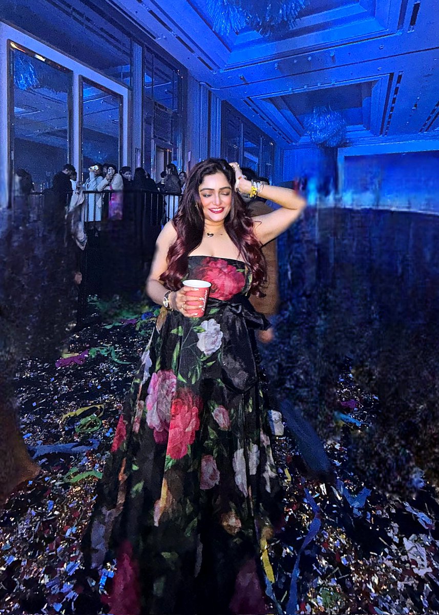 sayantani8's tweet image. "Out with the old, in with the new! 👋2025, welcome 2026 🎉" Happy new year to all ✨❤🥂🎇 
#lastnight #31stdecember #crazynight #newyeareve #partytime