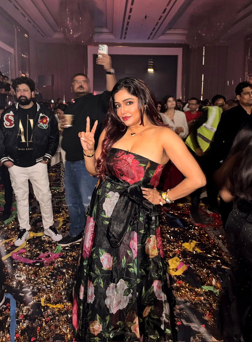 sayantani8's tweet image. "Out with the old, in with the new! 👋2025, welcome 2026 🎉" Happy new year to all ✨❤🥂🎇 
#lastnight #31stdecember #crazynight #newyeareve #partytime