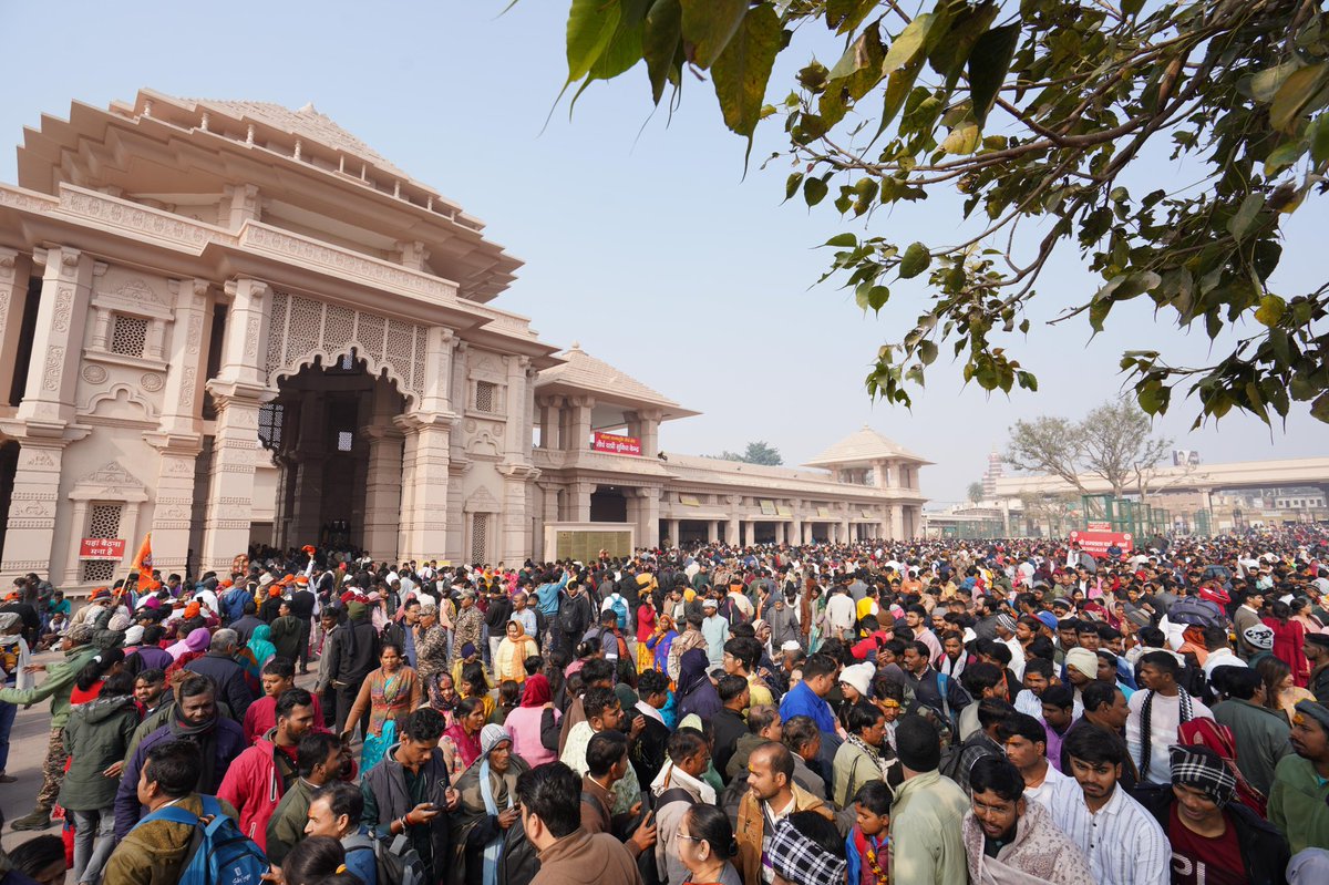 ShriRamTeerth's tweet photo. आज दिनांक १ जनवरी २०२५ को प्रभु श्री रामलला सरकार के दर्शनों को उमड़ा अपार जनसमूह 

On 1 January 2025 today, a massive gathering of devotees thronged to have darshan of Prabhu Shri Ramlalla Sarkar. https://t.co/iIBIfj7a6v