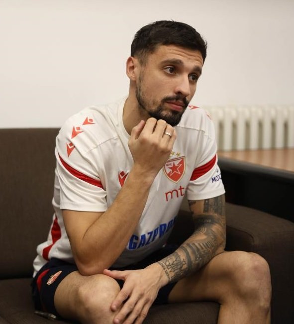 TekYolFener's tweet image. Rade Krunic: "Yarım sezon sonra José Mourinho geldi. O an bunu benim için bir fırsat olarak gördüm. Roma’dayken beni isteyen bir teknik direktördü. Onunla çalışabileceğime emindim çünkü gerçekten çok iyi bir hoca.

Ama Mourinho da Fenerbahçe için uygun bir teknik direktör…