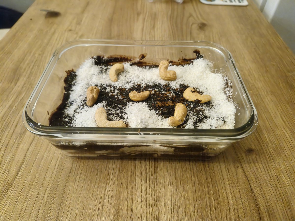 1 hafta önce gece burnum çok kanadı. Tansiyonu ölçemedim. Yılbaşı gecesi uykuda tekrar kanadı. Bu sefer o kadar fazla değildi. Tansiyonu ölçtüm 19,1/7,9 sabah kalktığımda düşmüştü. Nar suyu tansiyonu düşürür. Portakalla karıştırınca şifadır. Birde benim muhallebiden yaptım.